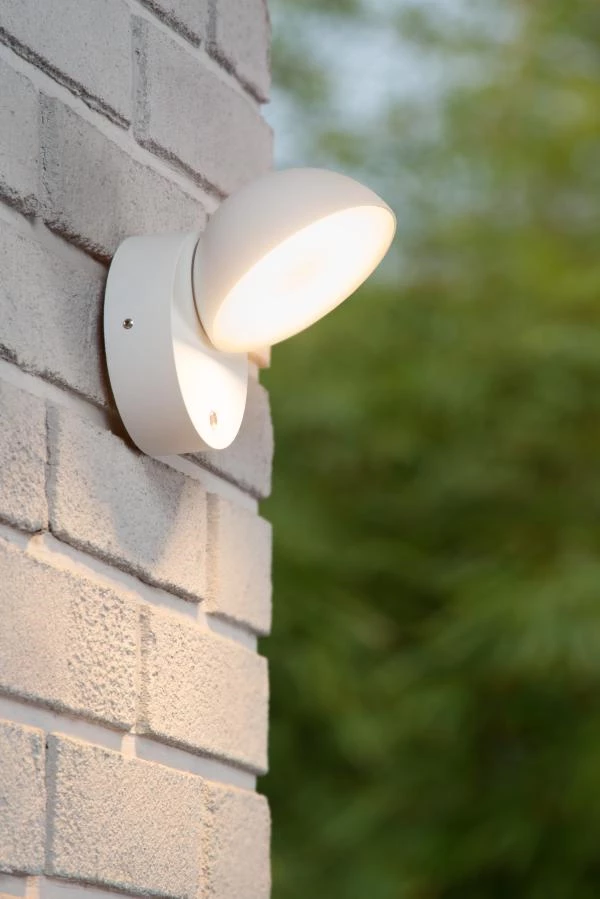 Lucide FINN - Lámpara de pared Dentro/Fuera - LED - 1x12W 3000K - IP54 - Sensor día/noche - Blanco - SFEER 1